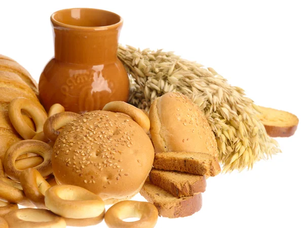 Вкусный хлеб, русыня и хлеб кольцо на — стоковое фото
