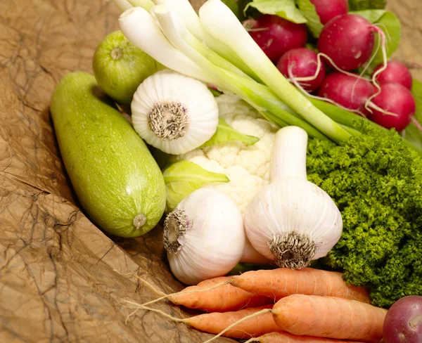 Verduras frescas y sabrosas sobre fondo marrón — Foto de Stock