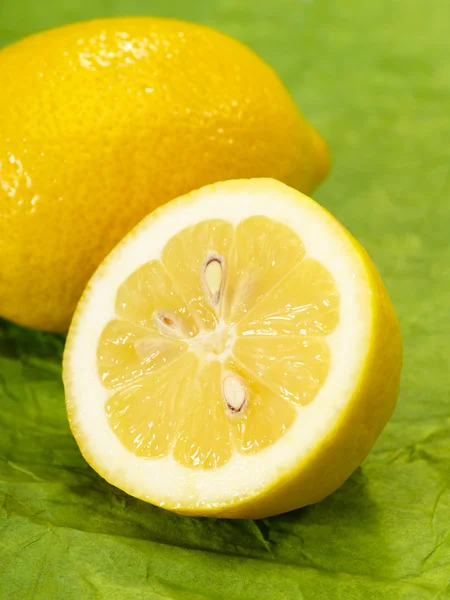 녹색 backgro에 신선한 맛 있는 레몬 과일 — 스톡 사진