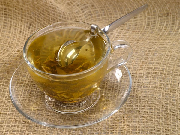 Taza de té verde en hessian con miel s — Foto de Stock