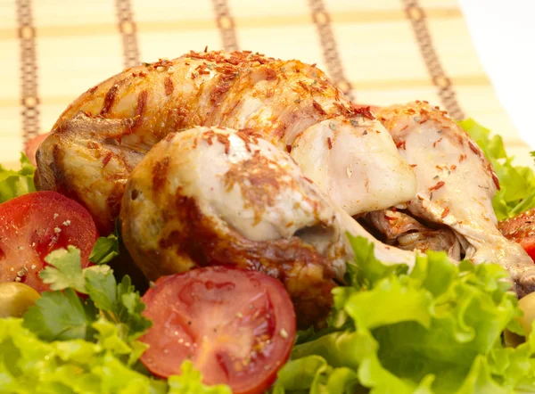 Grilled chicken whole with vegetables on — Stock Photo, Image