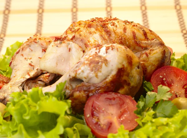 Pollo grigliato intero con verdure su — Foto Stock