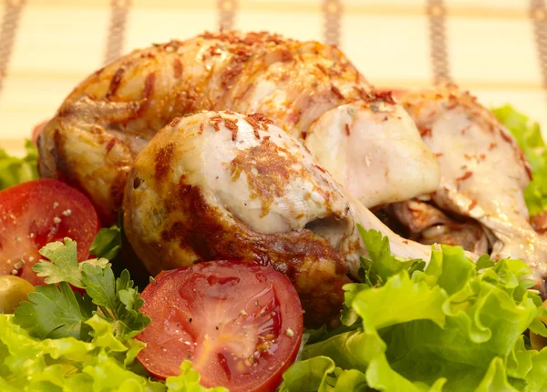 Grillad kyckling, hela med grönsaker o — Stockfoto