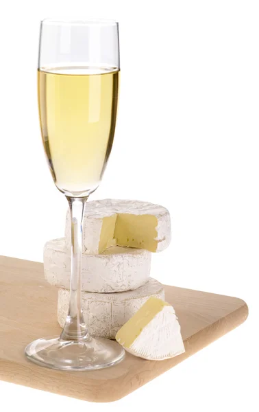 Camembert ost med vitt vin på trä — Stockfoto