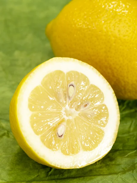 Citronová šťáva chutná ovoce na zelený backgro — Stock fotografie