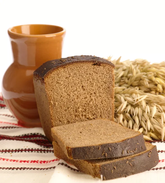 Вкусный хлеб на народном фоне — стоковое фото