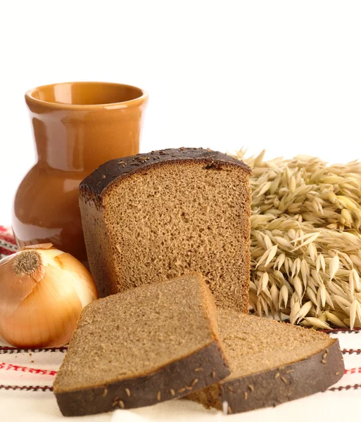 Вкусный хлеб на народном фоне — стоковое фото