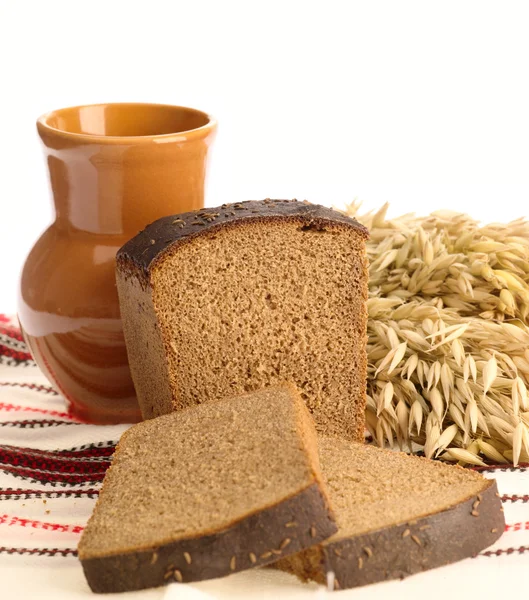 Heerlijk brood op folk achtergrond — Stockfoto