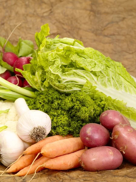 Свіжі смачні овочі на коричневому фоні — стокове фото