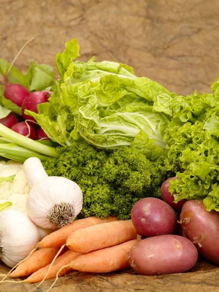 Légumes frais savoureux sur backgrou brun — Photo