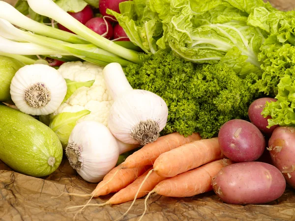 Свіжі смачні овочі на коричневому фоні — стокове фото