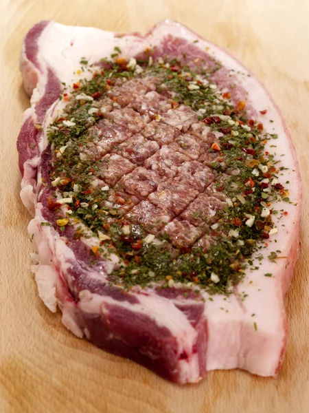 Varkensvlees biefstuk op houten achtergrond — Stockfoto