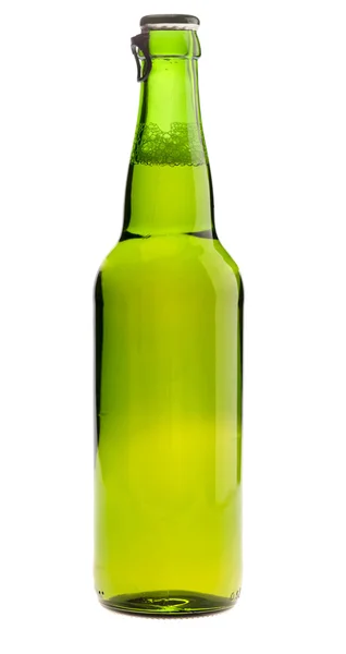 Бутылка пива с пивом. Изолированный клипом — стоковое фото