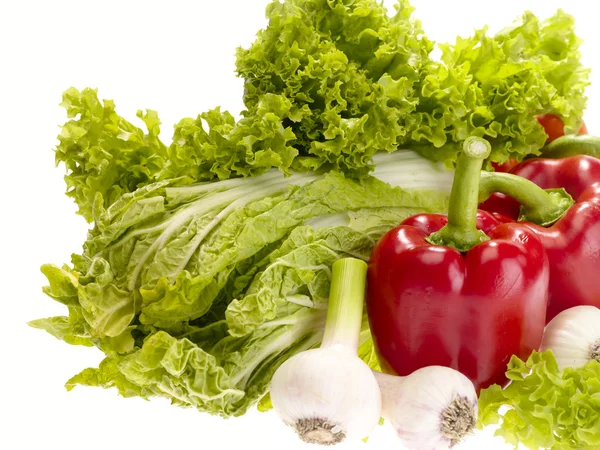 Свіжі смачні овочі на білому фоні — стокове фото