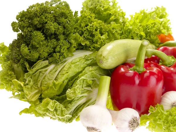 Färska välsmakande grönsaker på vit ba新鲜美味的蔬菜上白色 backgrou — 图库照片