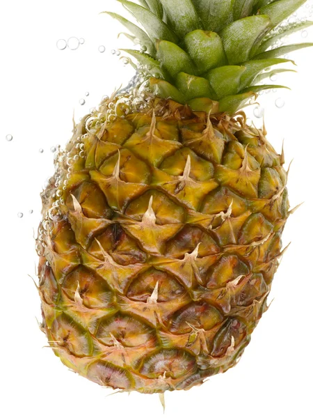 Ananas z wodą rozpryskową biały — Zdjęcie stockowe