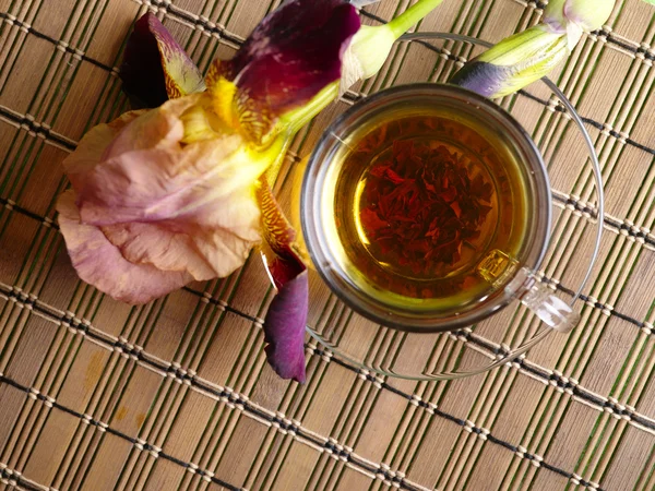 Tasse de thé noir avec fleur sur bambou b — Photo
