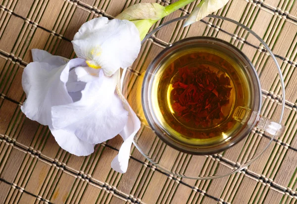 Φλιτζάνι μαύρο τσάι με το λουλούδι στο μπαμπού β — Φωτογραφία Αρχείου