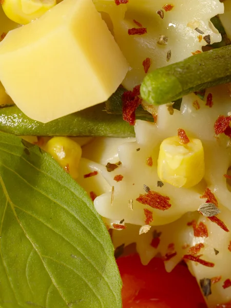 文字列の豆、チーズとイタリアン パスタ — ストック写真