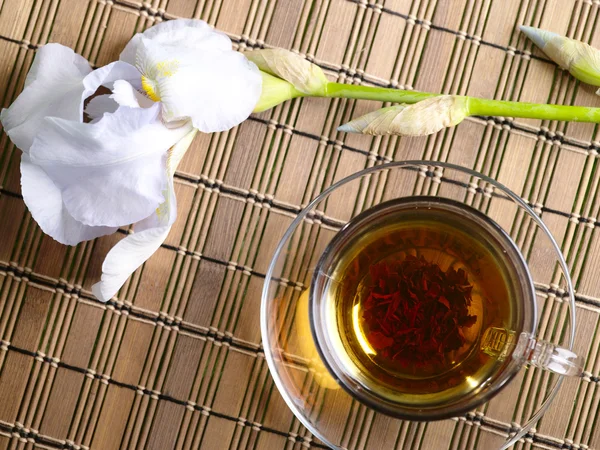 Beker van zwarte thee met bloem op bamboe b — Stockfoto