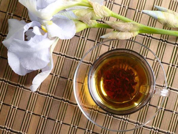 Φλιτζάνι μαύρο τσάι με το λουλούδι στο μπαμπού β — Φωτογραφία Αρχείου