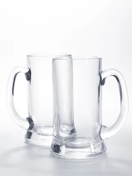 テーブルの上のビールのための 2 つの空マグカップ — ストック写真