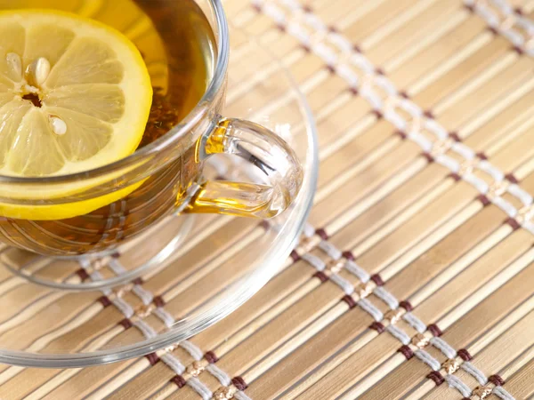 Čaj s citronem ovoce na bambusové poza — Stockfoto