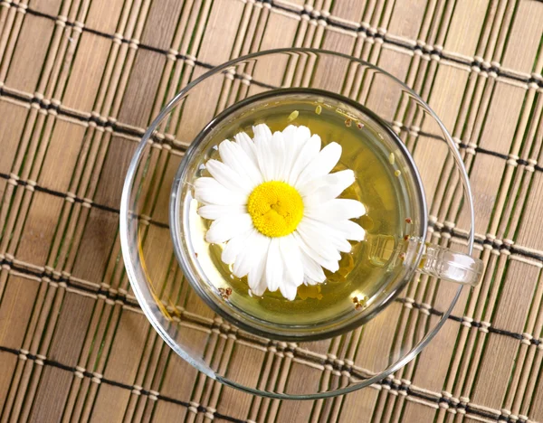 Tasse Tee mit Blume auf Bambusrücken — Stockfoto