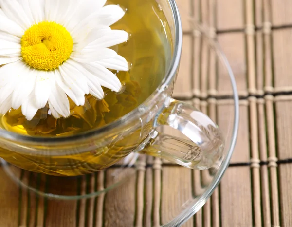 Tasse grüner Tee mit Blume auf Bambus b — Stockfoto