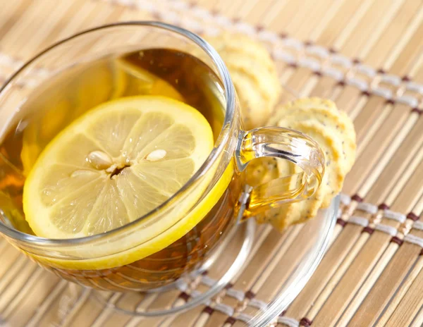 Chá com frutas de limão no fundo de bambu — Fotografia de Stock