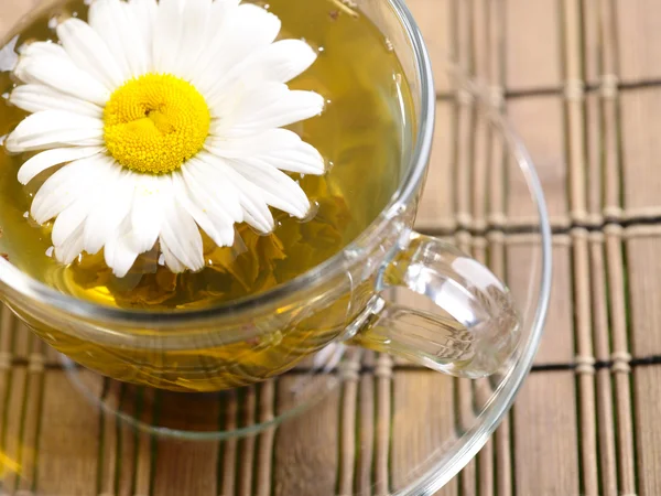 Φλιτζάνι πράσινο τσάι με το λουλούδι στο μπαμπού β — Φωτογραφία Αρχείου