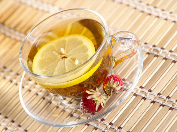Thee met citroen fruit op bamboe pagina — Stockfoto