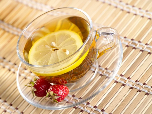Chá com frutas de limão no fundo de bambu — Fotografia de Stock