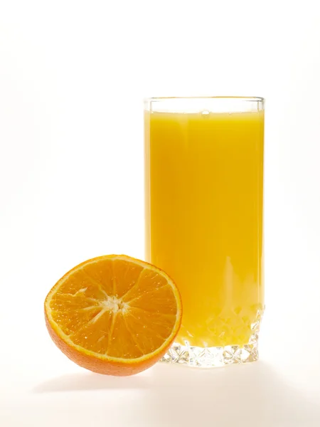 Zumo de naranja con la mitad de la fruta anaranjada Rechtenvrije Stockafbeeldingen