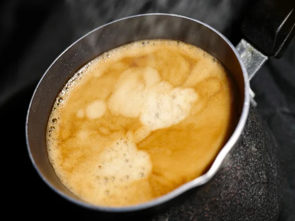 Кофейник с горячим напитком и паром — стоковое фото