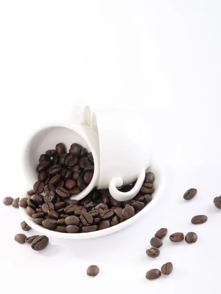 Zwei Tassen Kaffee auf dem Teller mit Bohne — Stockfoto