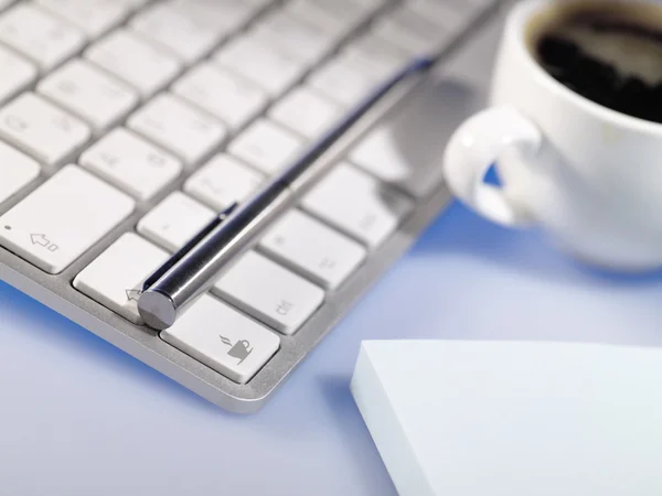 Computer keyboard with coffee-break butt — Stock Photo, Image