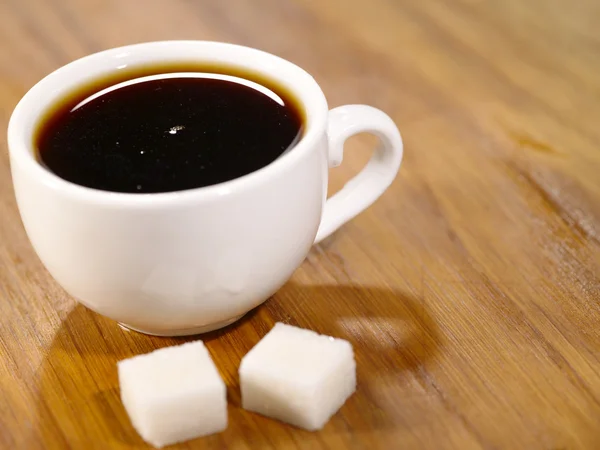 Kaffeetasse auf Holztisch mit Zuckerguss — Stockfoto