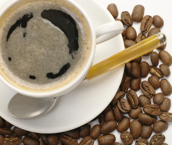 一杯のコーヒー豆の皿の上 — ストック写真