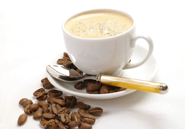 Tasse Kaffee auf dem Teller mit Bohne — Stockfoto