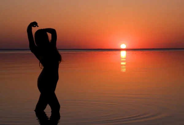 Jovem menina nua sobre o pôr do sol — Fotografia de Stock