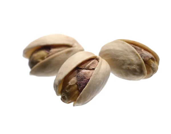 Geroosterde pimpernoten (pistaches) op wit. — Stockfoto