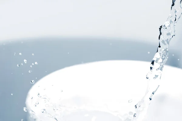 Vattenstänk i tvåfärgat — Stockfoto