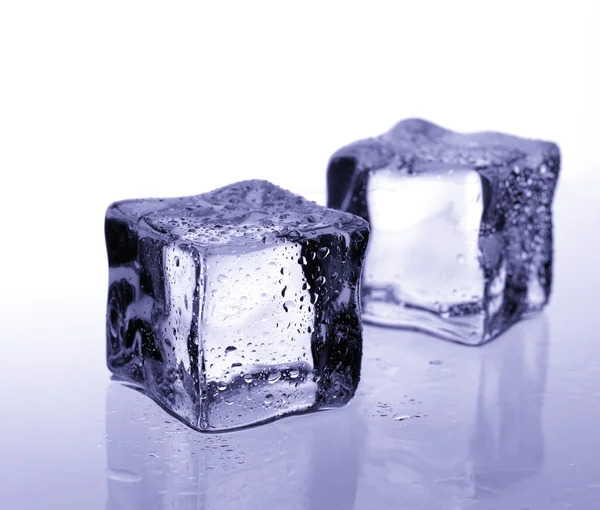 Eiswürfel auf dem kühlen Hintergrund. — Stockfoto