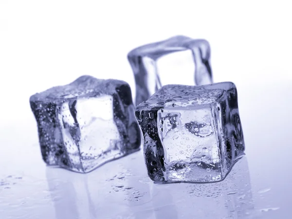 Cubi di ghiaccio sullo sfondo fresco . — Foto Stock