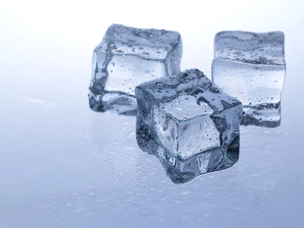 Cubi di ghiaccio sullo sfondo fresco . — Foto Stock