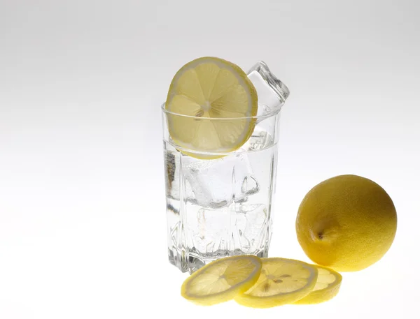 Eau de source fraîche au citron — Photo