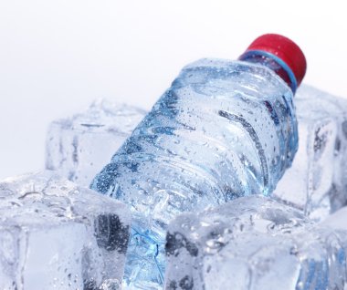 buz ile şişe kaynak suyu