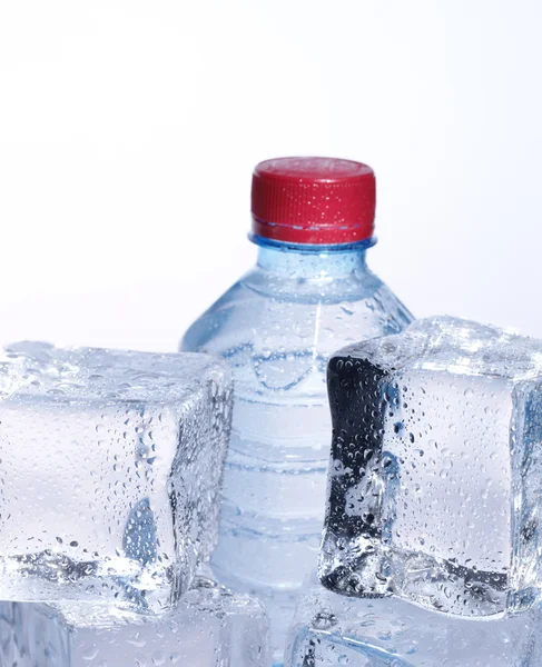 Agua de manantial en la botella con hielo —  Fotos de Stock