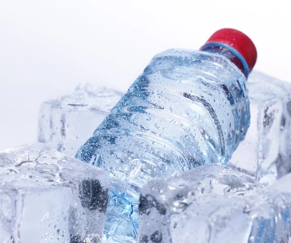 Quellwasser in der Flasche mit Eis — Stockfoto